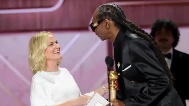 Snoop Dogg é censurado ao afirmar estar “chapado demais” no Globo de Ouro 2026