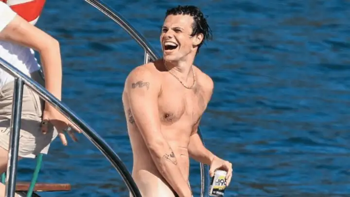 Yungblud é flagrado nu em iate no porto de Sydney durante turnê na Austrália