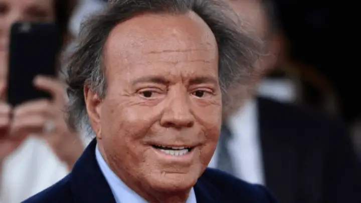 Julio Iglesias é alvo de denúncia por agressão sexual e tráfico humano