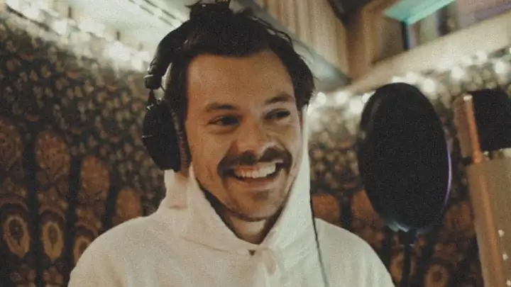 Harry Styles envia áudio pelo WhatsApp e indica retorno iminente