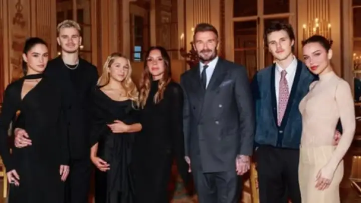 Victoria Beckham é condecorada na França durante a Paris Fashion Week