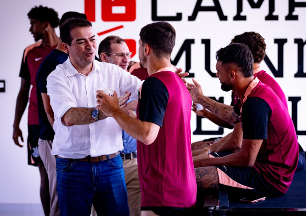 Hugo Souza detalha encontro do elenco com o executivo Marcelo Paz