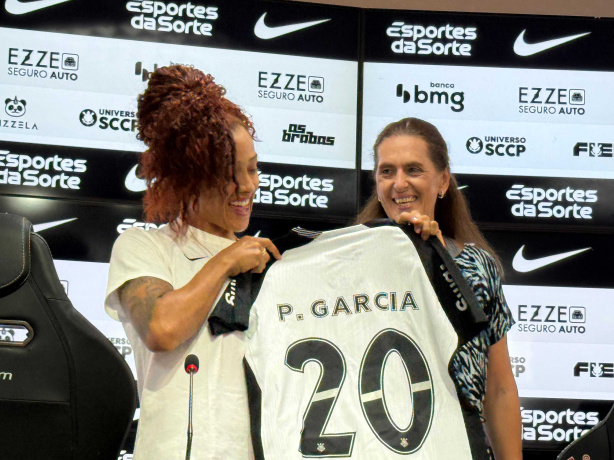 Paola García é apresentada pelo Corinthians e define