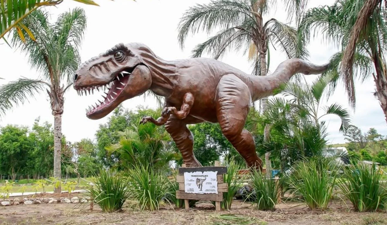 Veja como vila dos dinossauros e fonte interativa: veja atrações de férias fora das praias no es