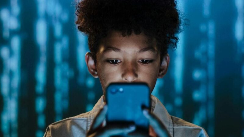 Pesquisas indicam ausência de relação direta entre uso de redes sociais e problemas mentais em adolescentes