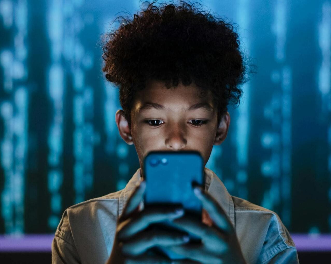 Pesquisas indicam ausência de relação direta entre uso de redes sociais e problemas mentais em adolescentes