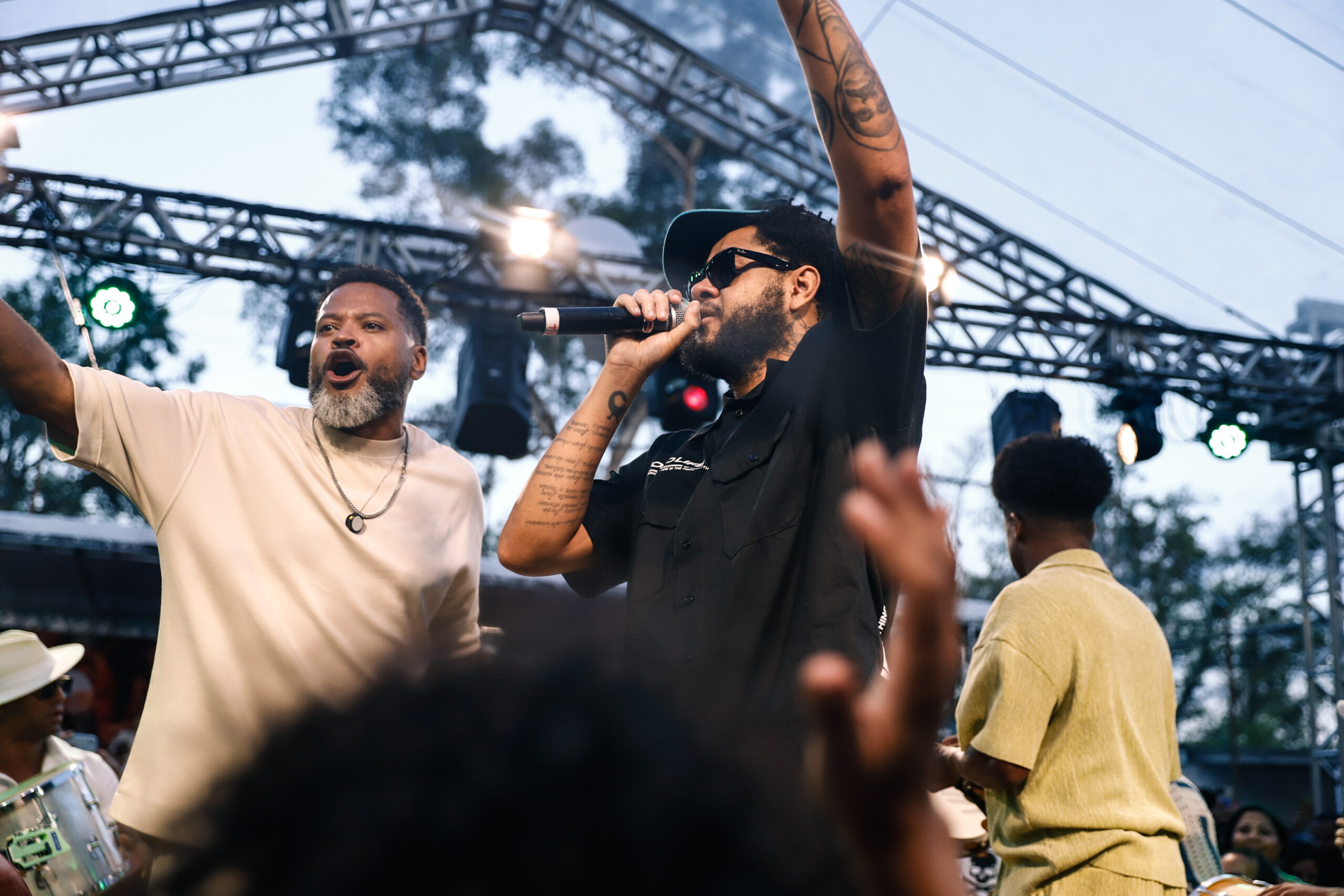 Emicida grava clipe de “Us Memo Preto Zica” com público no Quintal dos Prettos