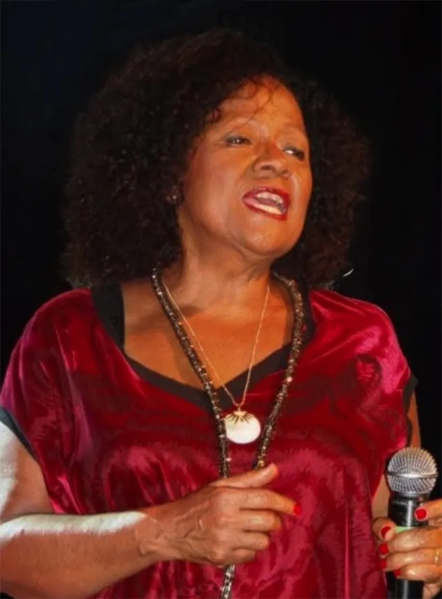 Morre em Roma a cantora Regina Corrêa, da formação original do Trio Esperança