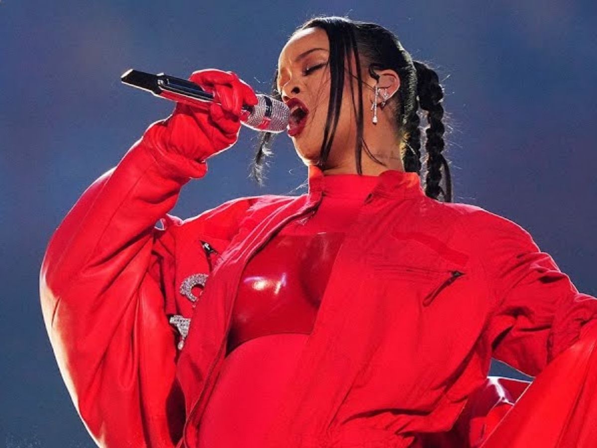 Rihanna deve voltar aos palcos e planeja turnê em estádios do Reino Unido em 2026
