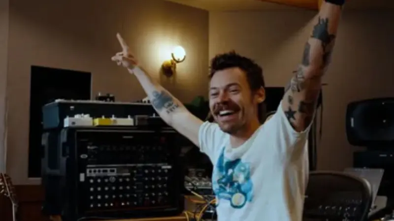 Harry Styles explora vulnerabilidade e amor em “Aperture”