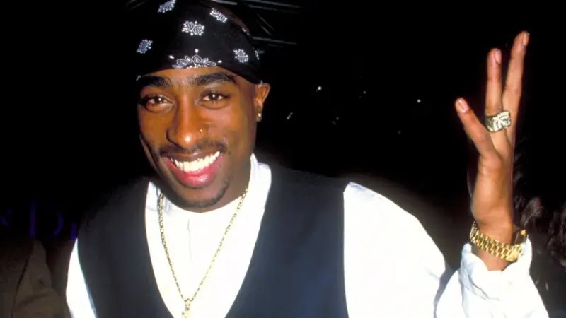Primeiro-grader surpreende plateia com rap completo de 2Pac em show de talentos