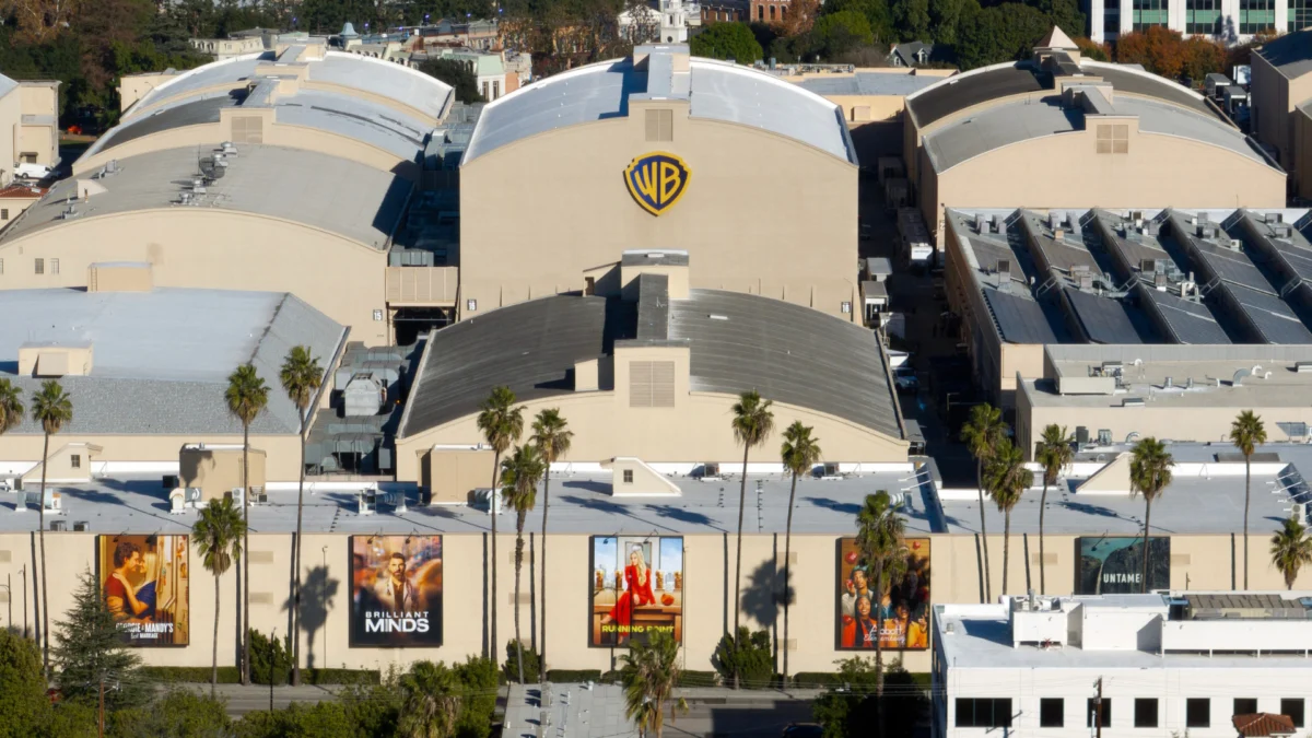 Paramount avança na disputa pela Warner Bros após recuo da Netflix; ações reagem