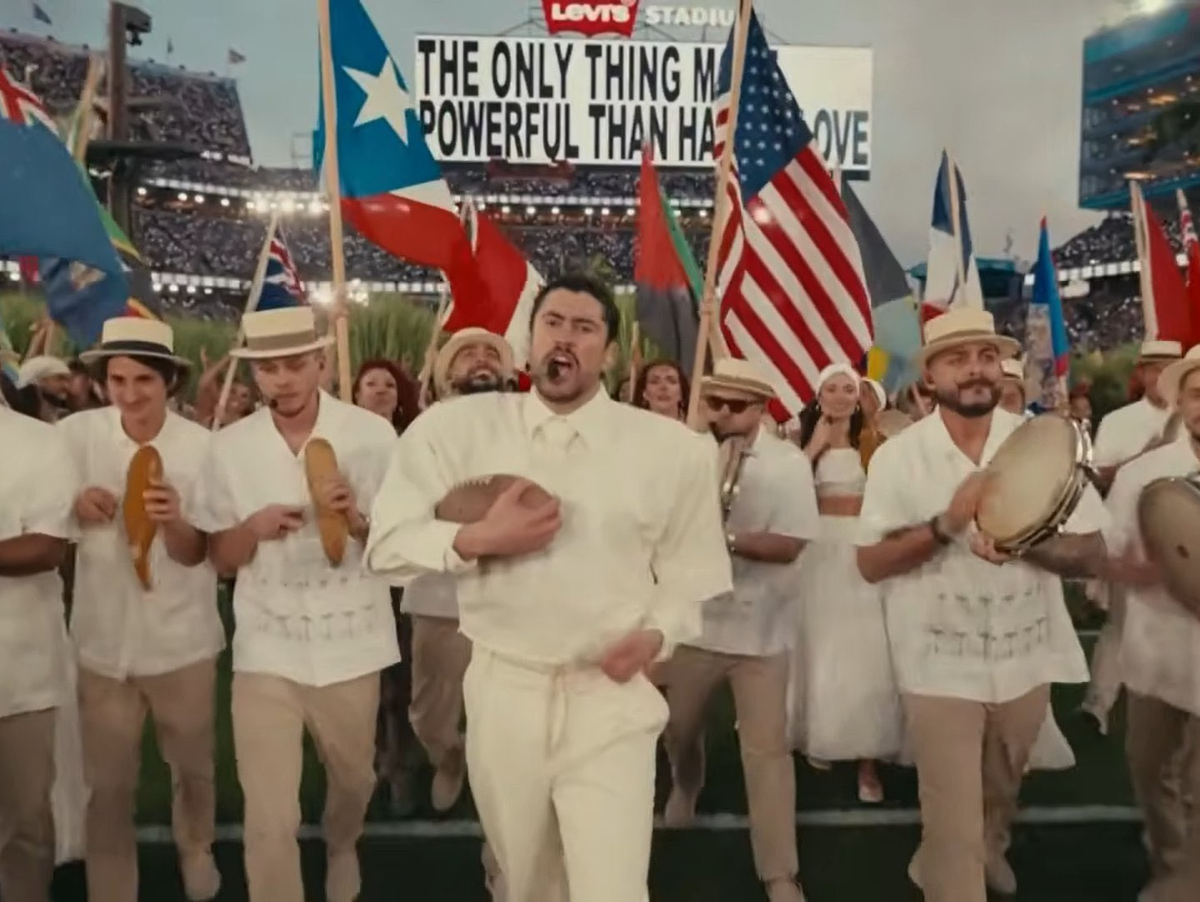 Bad Bunny encerra show de intervalo do Super Bowl com mensagem de união