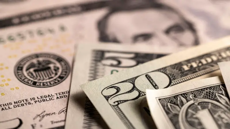 Dólar sobe levemente no Brasil em meio a incertezas sobre tarifas dos EUA e tensão externa