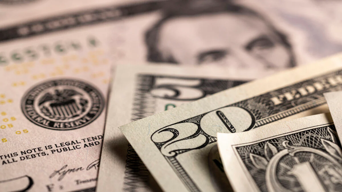 Dólar sobe levemente no Brasil em meio a incertezas sobre tarifas dos EUA e tensão externa
