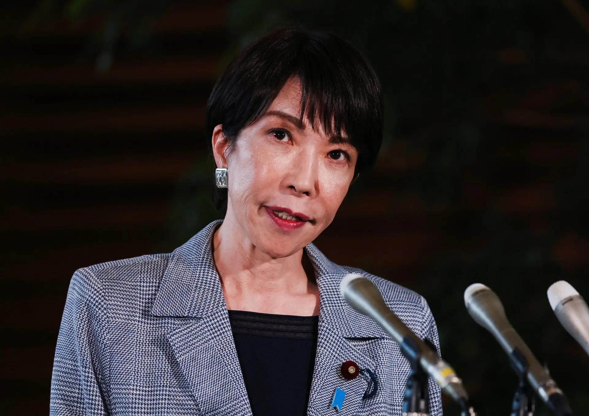 Primeira-ministra do Japão adota pacote fiscal arrojado para reaquecer a economia