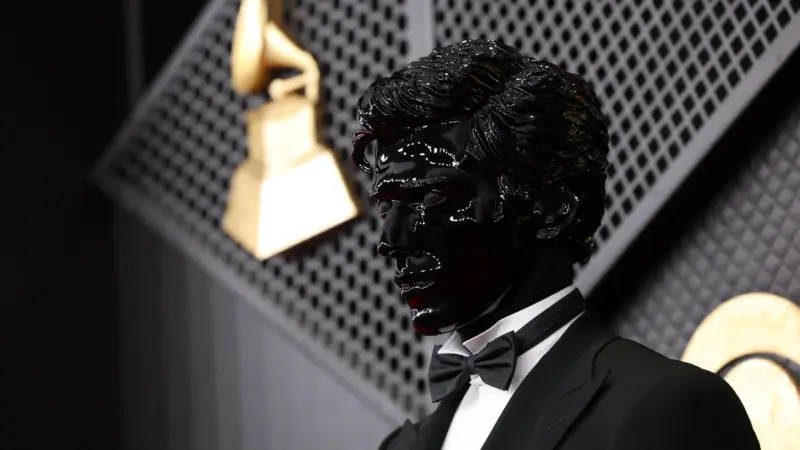 Gesaffelstein atrai olhares com máscara metálica e conquista Grammy de melhor remix