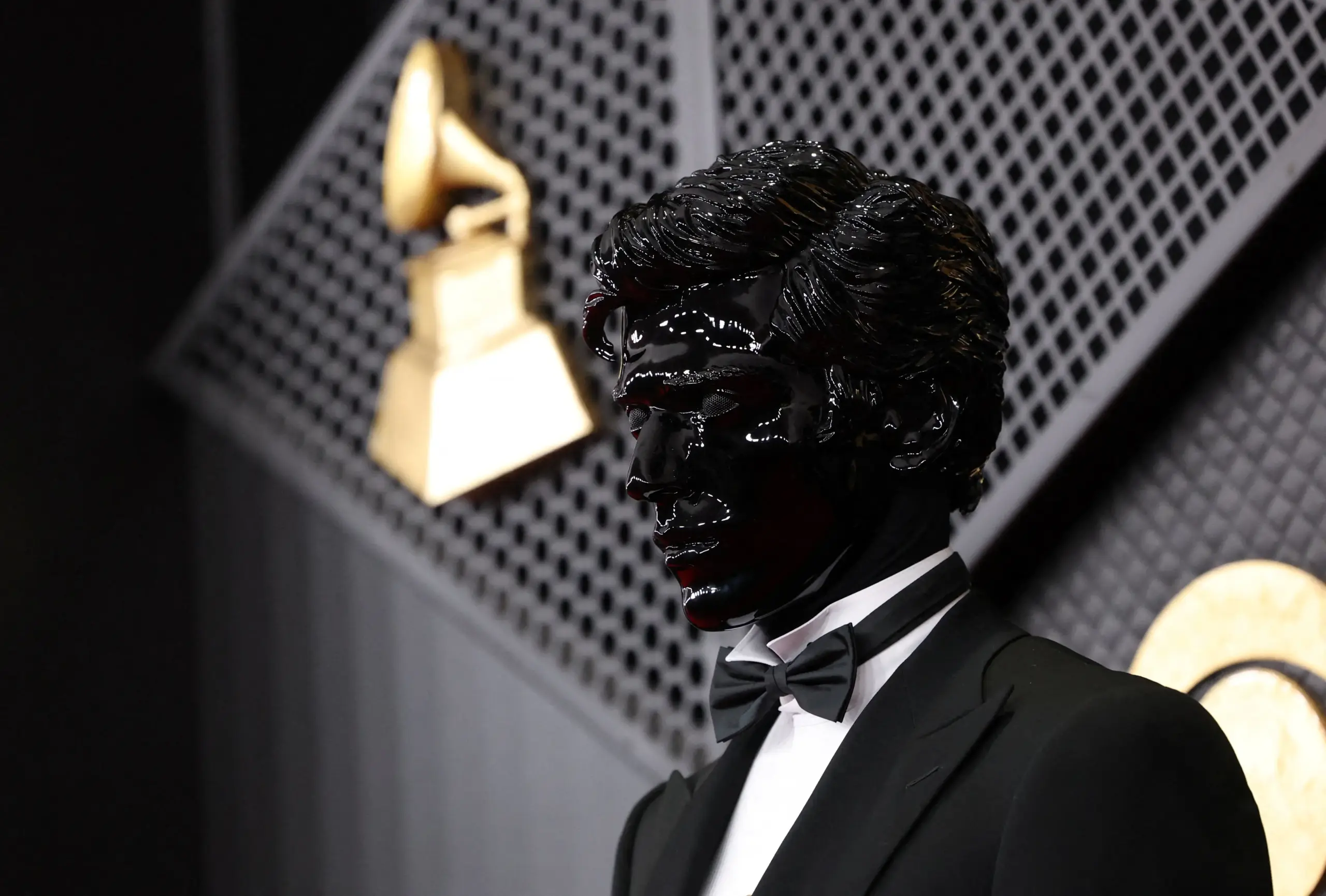Gesaffelstein atrai olhares com máscara metálica e conquista Grammy de melhor remix