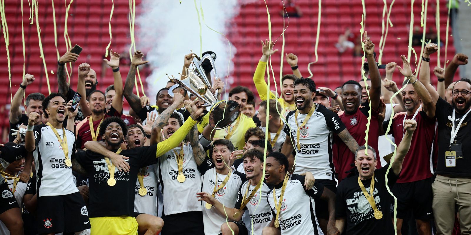 Corinthians é bicampeão da Supercopa Rei ao bater o Flamengo