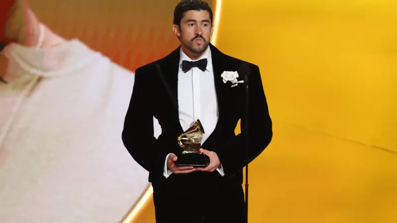 Bad Bunny critica agentes do ICE durante discurso no Grammy e recebe aplausos