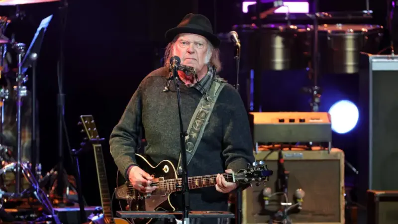 Descubra neil young cancels 2026 tour: ‘this is not the time’