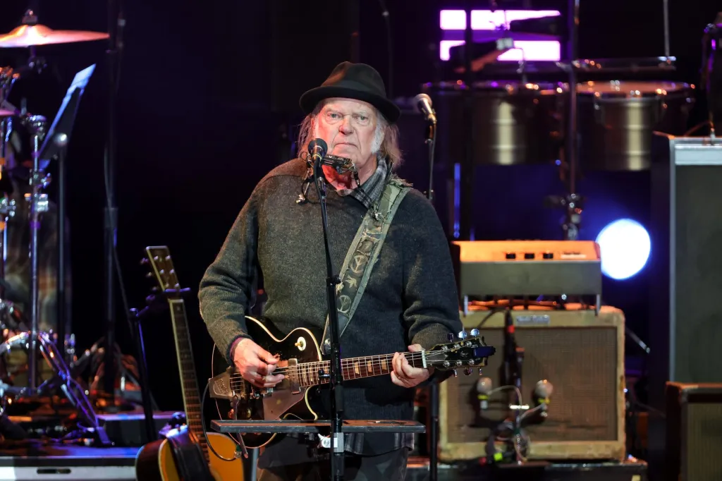 Descubra neil young cancels 2026 tour: ‘this is not the time’