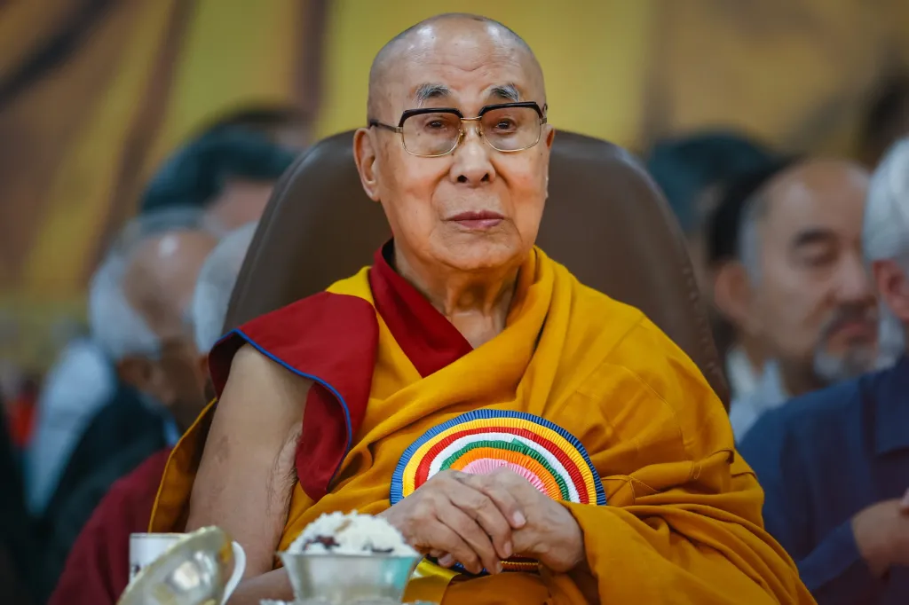 Dalai Lama se torna o quinto laureado com Prêmio Nobel da Paz a conquistar um Grammy