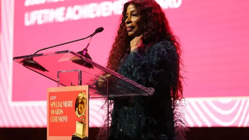 Inside Grammy’s Special Merit Awards: Chaka Khan, Cher, RAYE, Whitney Houston e outros são homenageados