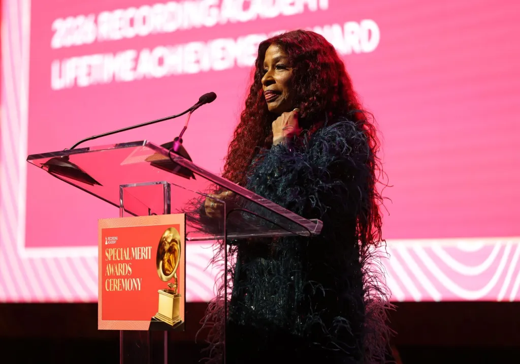 Inside Grammy’s Special Merit Awards: Chaka Khan, Cher, RAYE, Whitney Houston e outros são homenageados