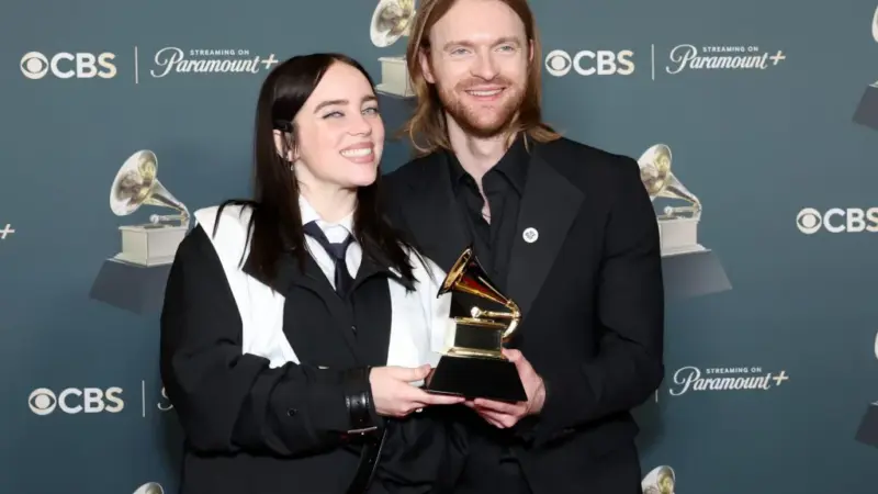 Finneas critica “homens brancos poderosos” que se revoltam com discurso de Billie Eilish no Grammy