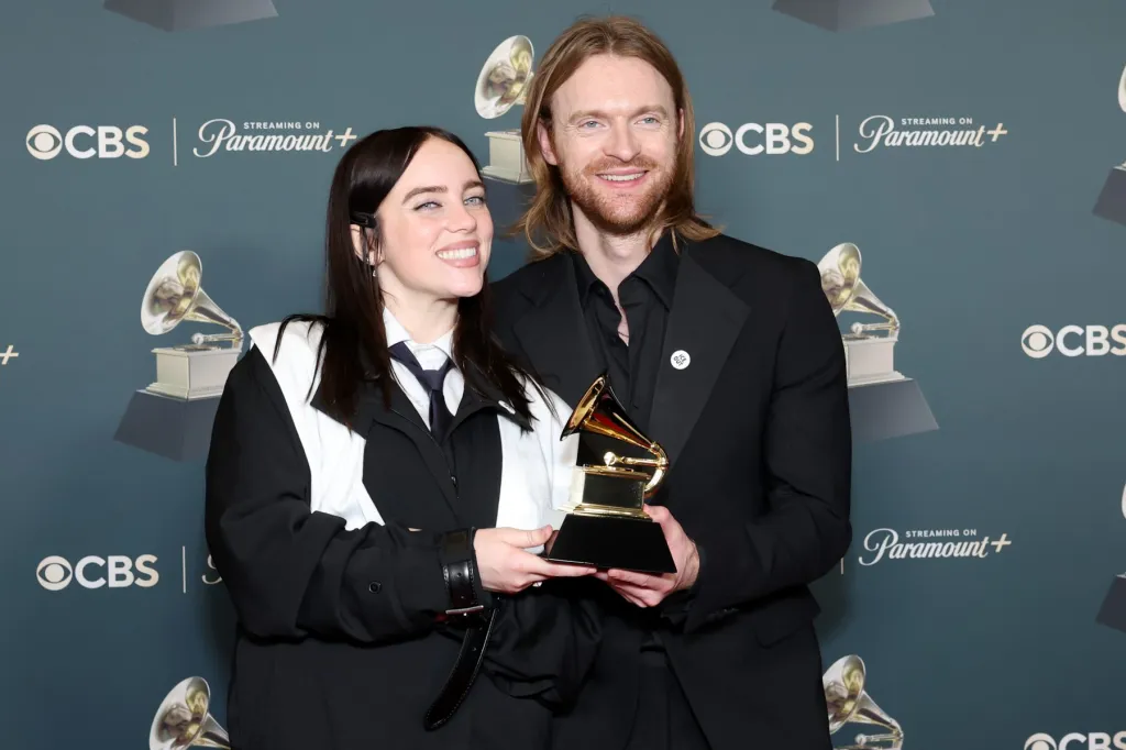 Finneas critica “homens brancos poderosos” que se revoltam com discurso de Billie Eilish no Grammy