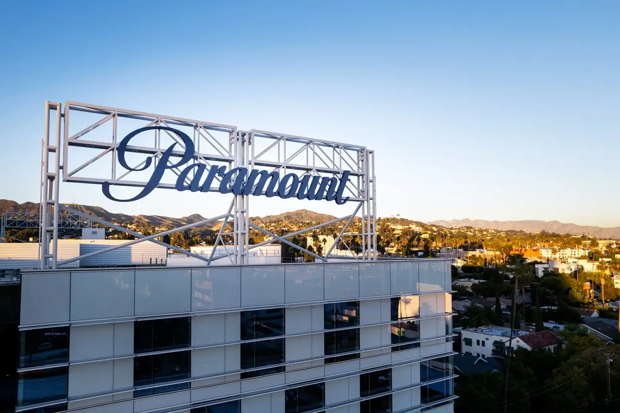 Paramount aumenta oferta e reacende disputa pela Warner Bros. Discovery