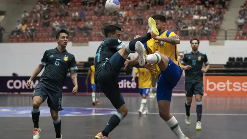 Brasil e Argentina duelam pela decisão da Copa América de Futsal
