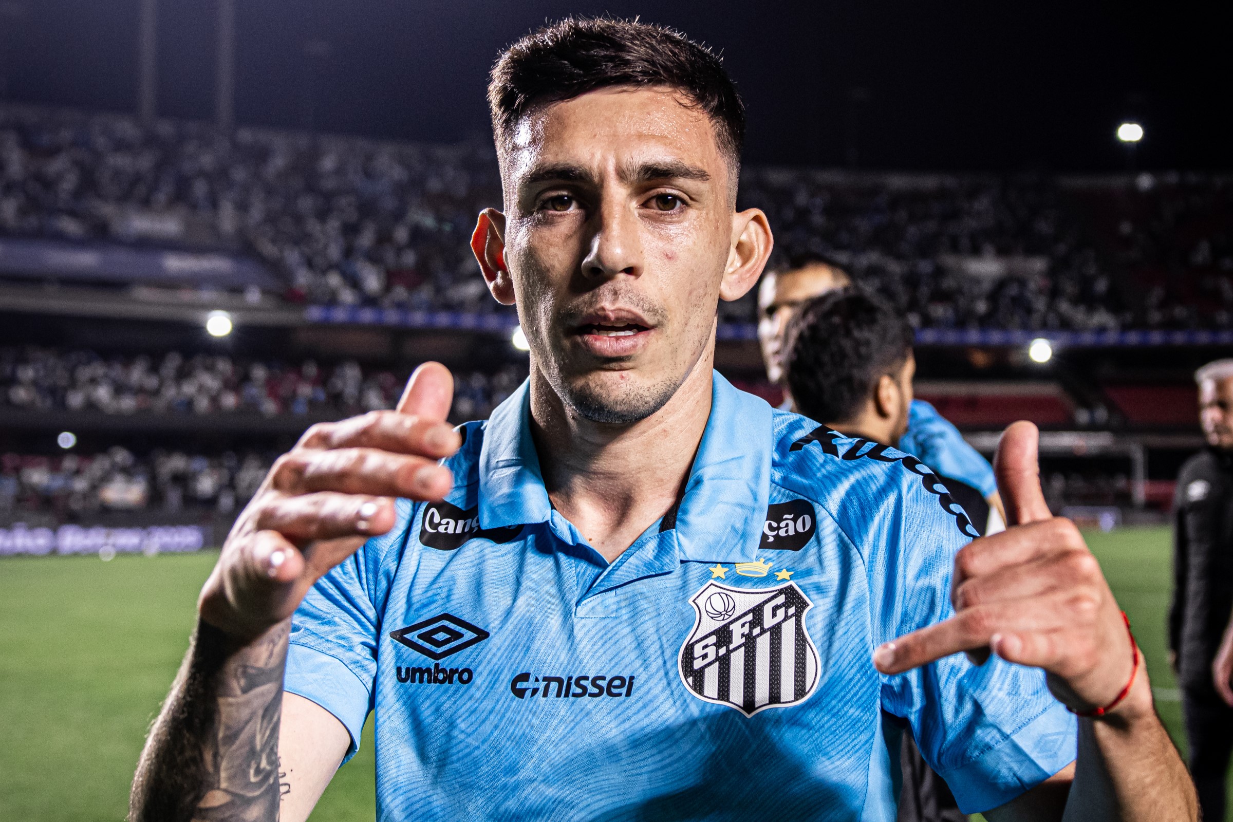 Escobar inicia temporada como titular, mas fecha 2025 como reserva no Santos; participe da enquete