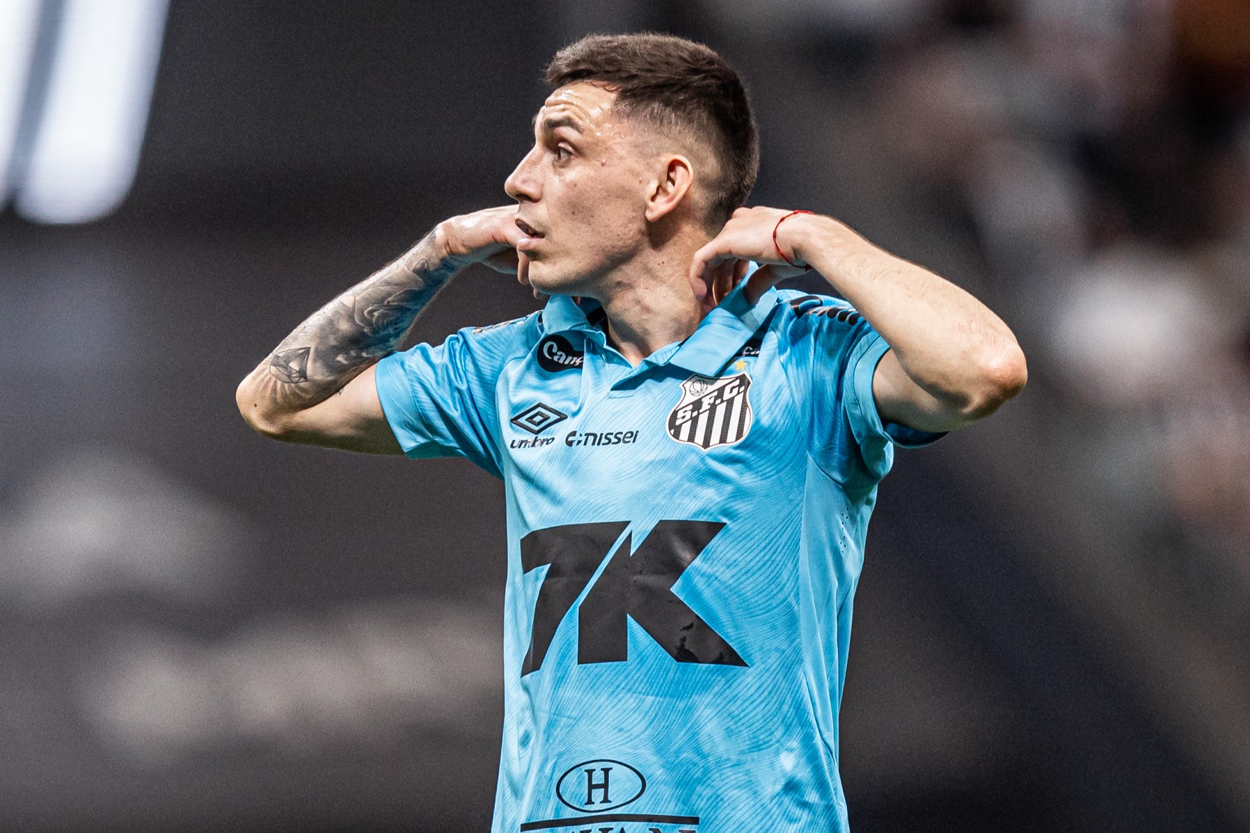 Escobar perde vaga e fecha temporada no Santos como reserva após garoto brilhar