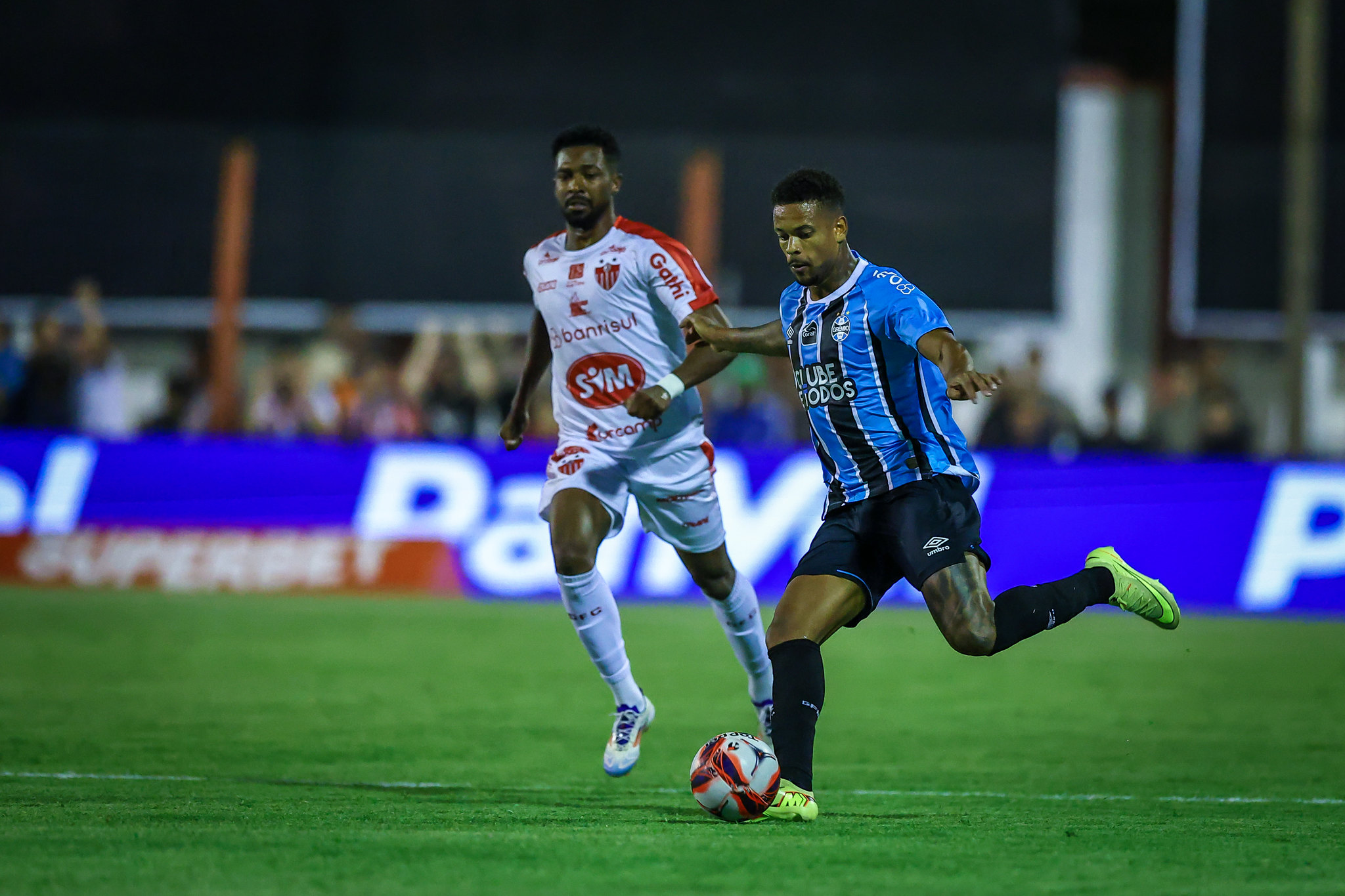 Grêmio bate Guarany de Bagé por 2 a 0 com estreia de Weverton e assume liderança do Grupo B
