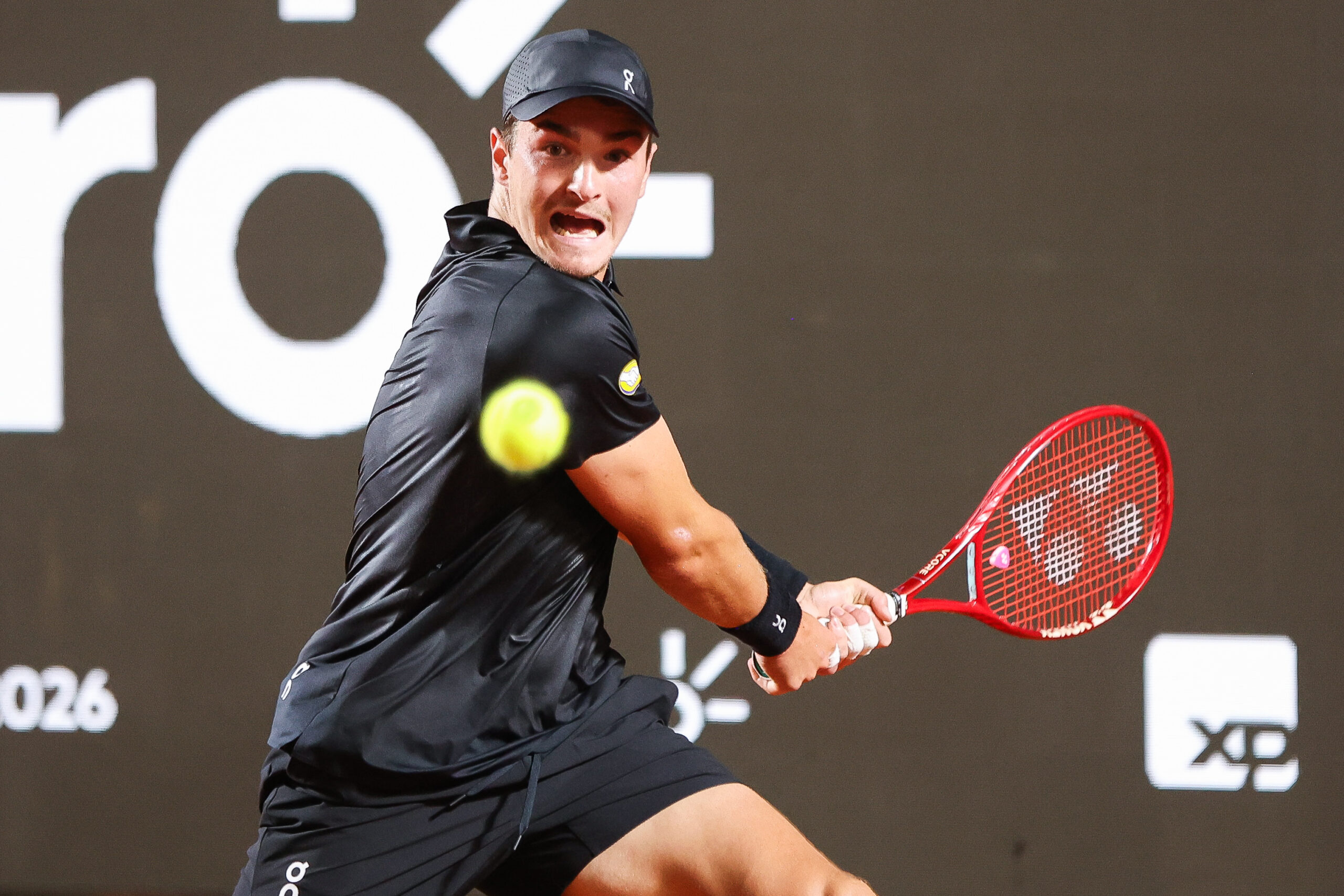 Fotos da partida entre João Fonseca e Thiago Monteiro pelo Rio Open