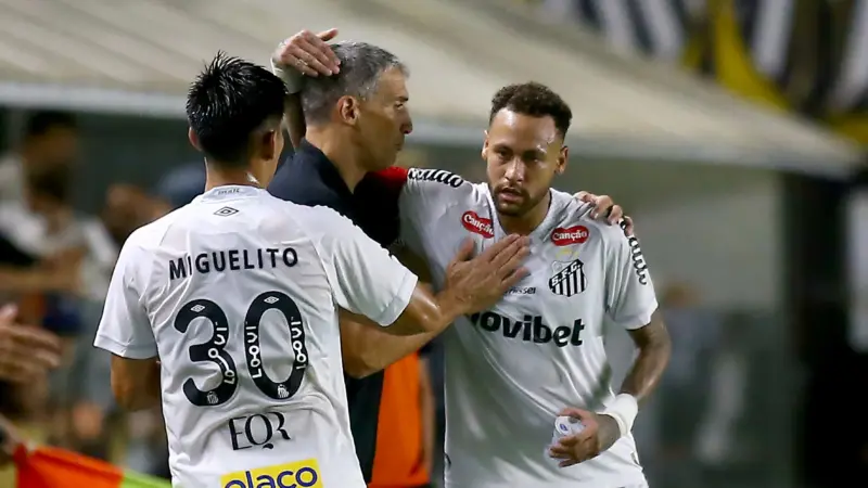 Vojvoda fala sobre pressão no Santos e explica medidas para proteger o elenco