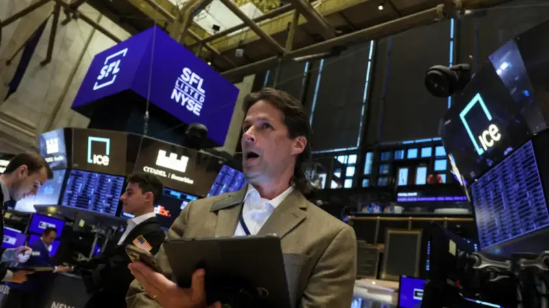 Bancos centrais devem migrar reservas do dólar para ouro, diz David Einhorn