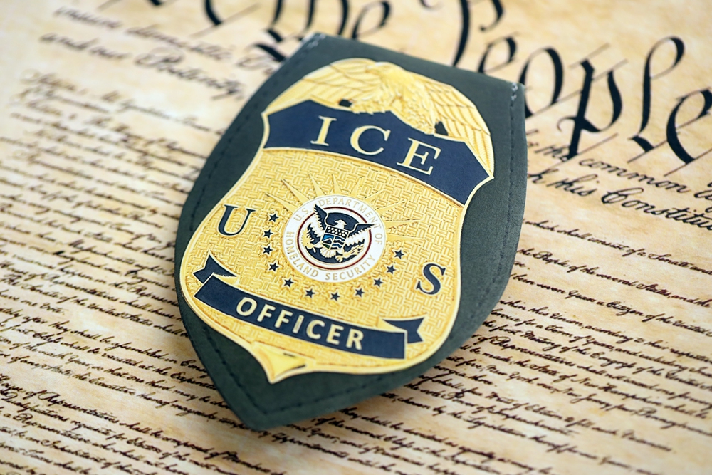 ICE autoriza agentes a prender imigrantes sem mandado judicial