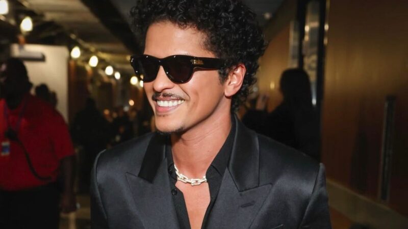 Bruno Mars divulga a lista de faixas de “The Romantic” a uma semana do lançamento