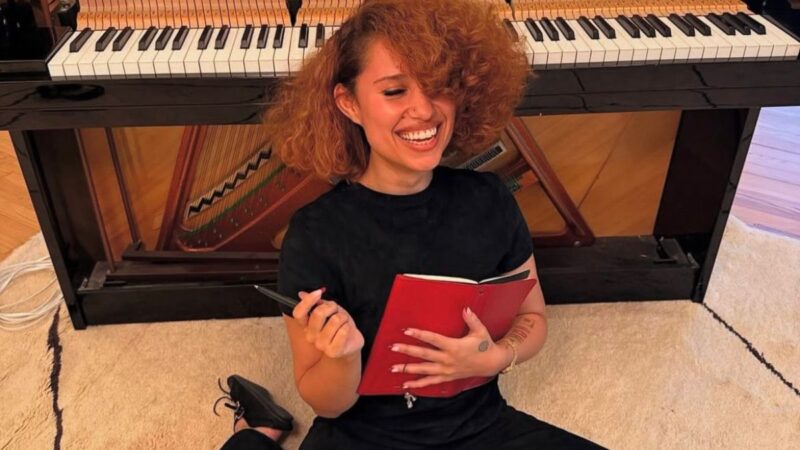 RAYE se diz “devastada” após 65 fãs serem impedidos de assistir a show em Paris