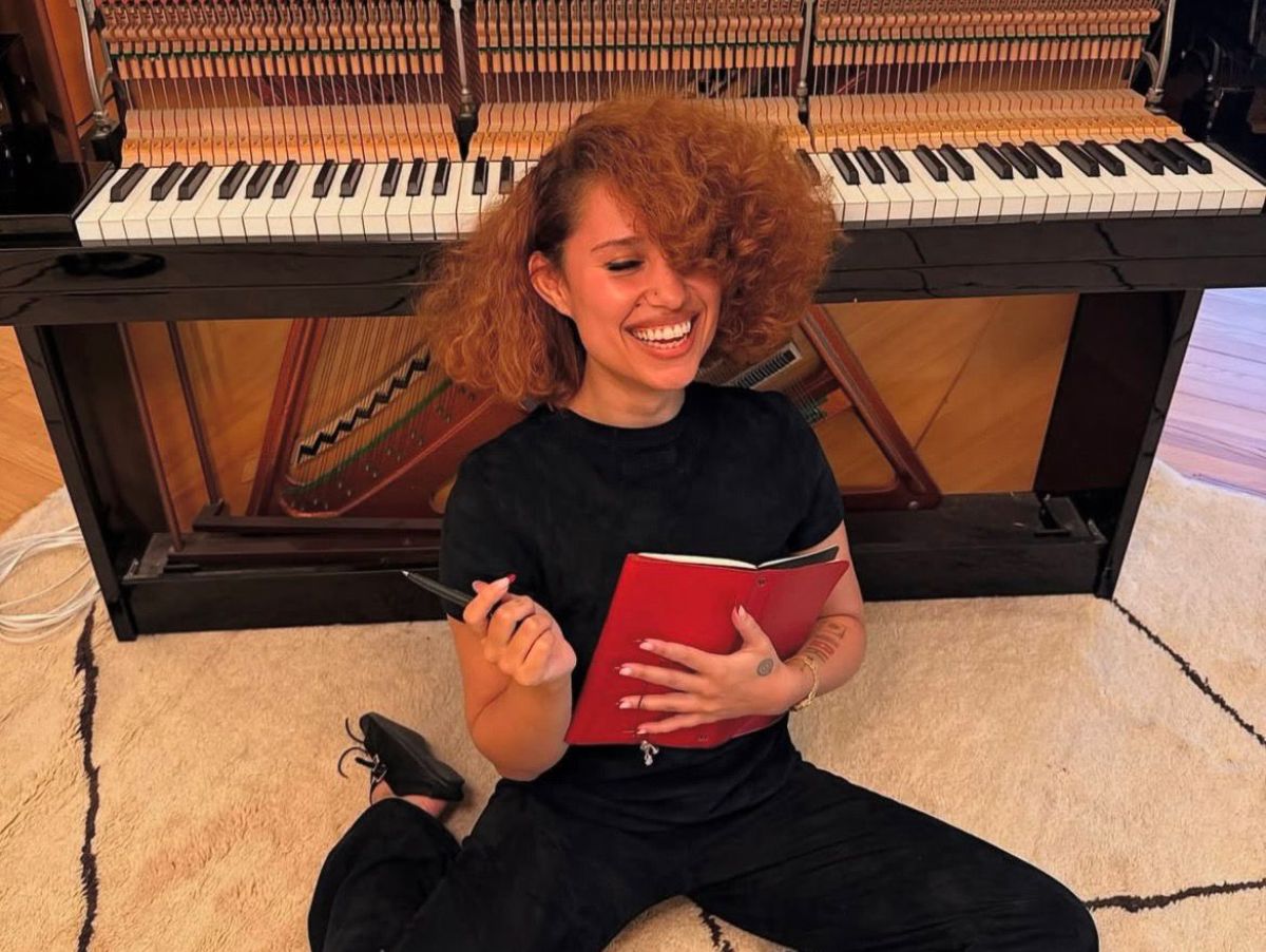 RAYE se diz “devastada” após 65 fãs serem impedidos de assistir a show em Paris