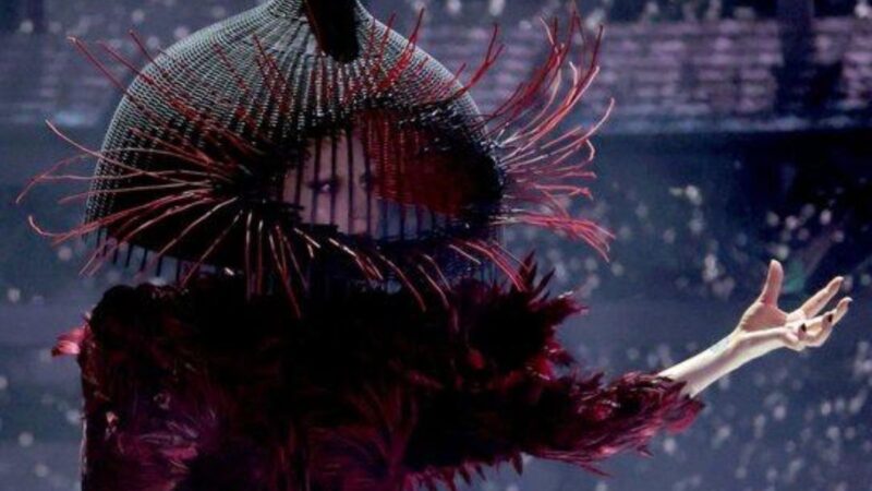 Lady Gaga leva “Abracadabra” ao palco do Grammy 2026 em apresentação de inspiração rock