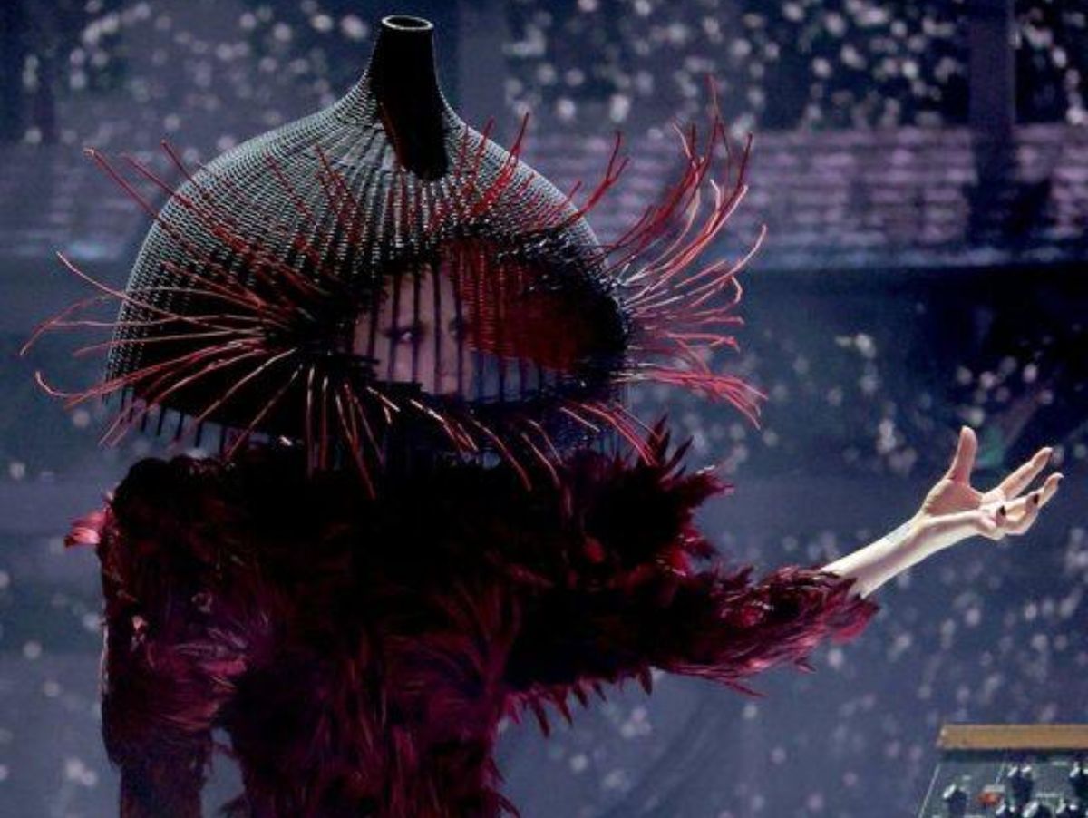 Lady Gaga leva “Abracadabra” ao palco do Grammy 2026 em apresentação de inspiração rock