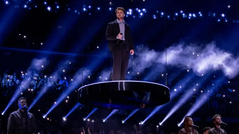 Alex Warren relata falhas técnicas em performance no Grammy