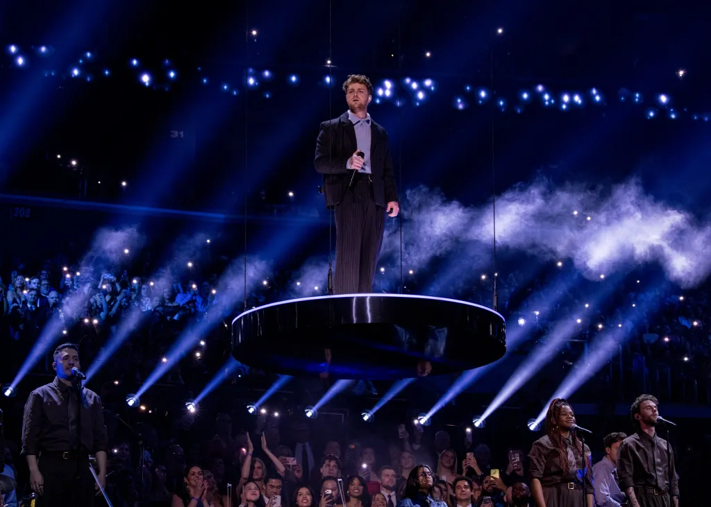 Alex Warren relata falhas técnicas em performance no Grammy