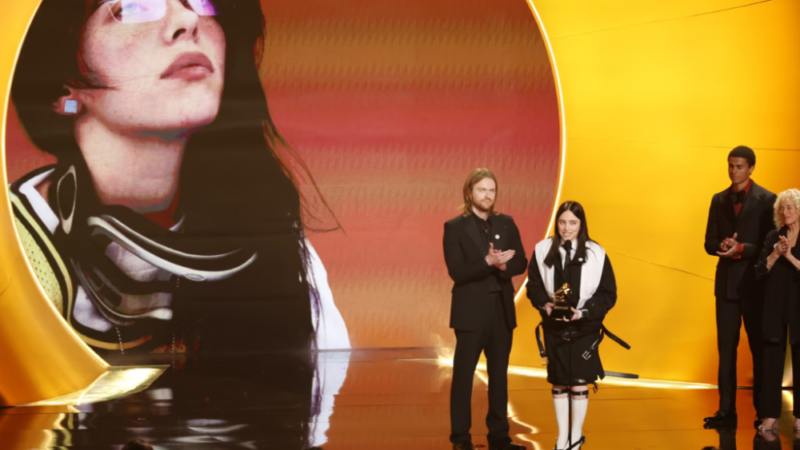 Grammys 2026 ganha tom político com críticas a Trump e manifestações contra o ICE