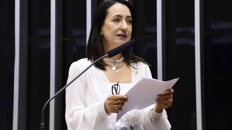 Rosangela Moro pede prisão preventiva e extradição de Lulinha; 47 deputados assinam representação