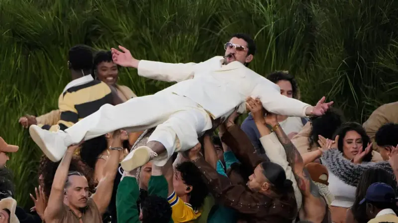 Descubra rolling stone atualiza ranking e elege bad bunny como o 2º melhor show do super bowl da história